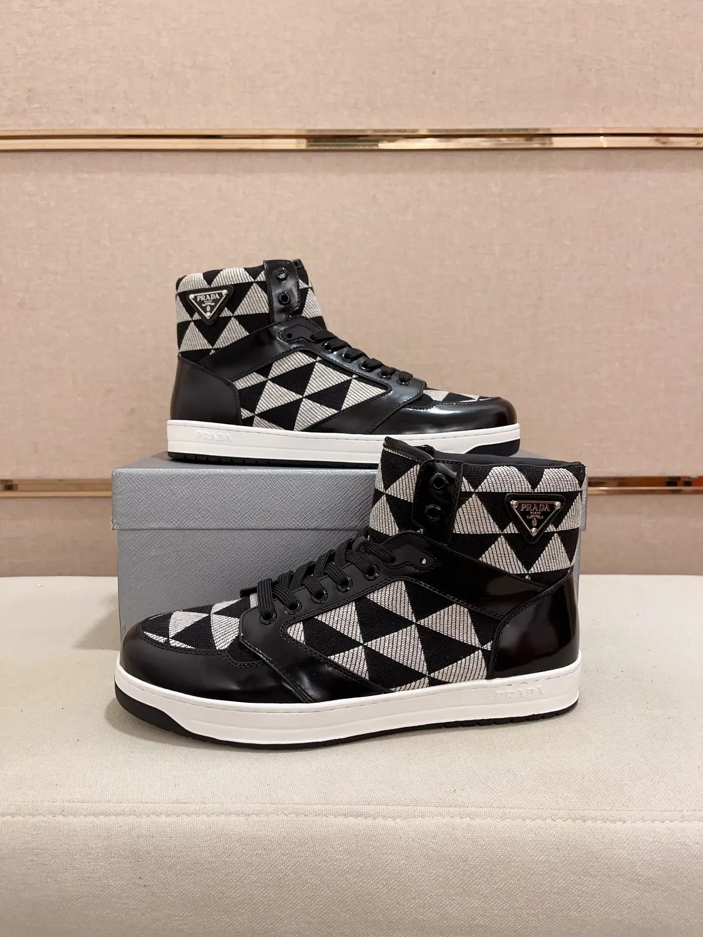 Men's shoes 💰 620💰 ✔️✔️✔️High-quality new PRADA counters are launched at the same time. The new men's shoes and 😘fabric are made of selected first-layer cowhide and triangle △ fabric. Lining: Full cowhide lining. 👍🏿 High-end ☄️ air-cushion molded anti-slip rubber outsole, exquisite lines, simple and elegant, comfortable and high-end for leisure travel. Code number: 38 to 44. 45 can be customized and cannot be returned or exchanged!